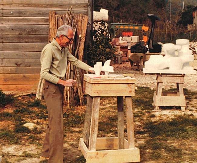 6. Ervin-skulptur-bak-til-hoyre-vises-pa-Formue_edited-1030x682.jpg